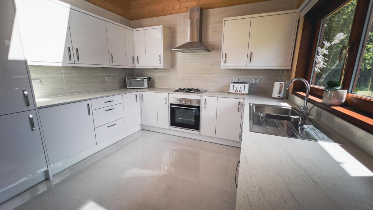 Sundance Lodge, Fantastic New Cabin With Hot Tub - Sleeps 6 - Largest In Felmoor Park Morpeth Exterior foto