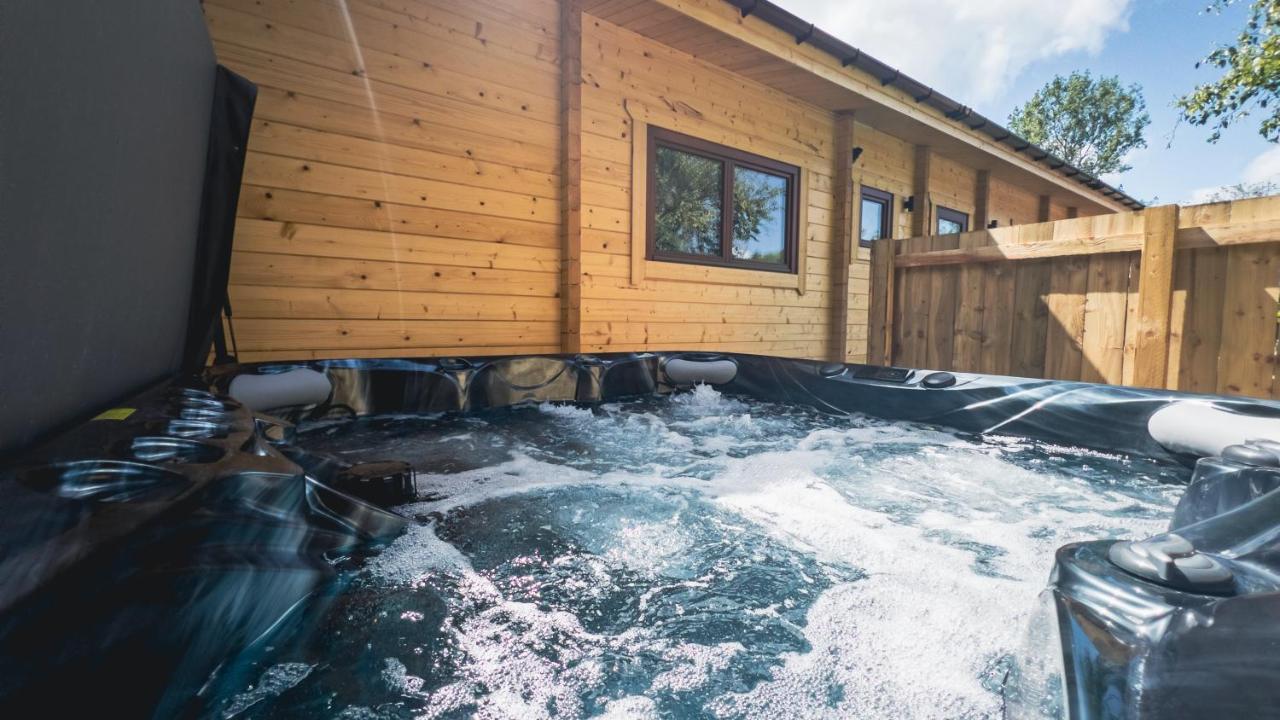 Sundance Lodge, Fantastic New Cabin With Hot Tub - Sleeps 6 - Largest In Felmoor Park Morpeth Exterior foto